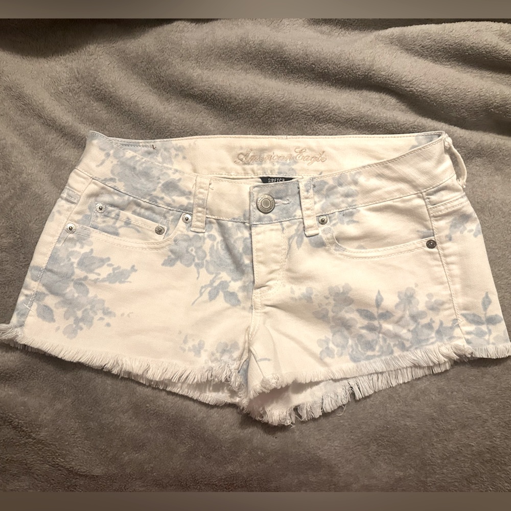 NWOT American Eagle Shortie shorts! Beautiful rose floral print! Size 4!